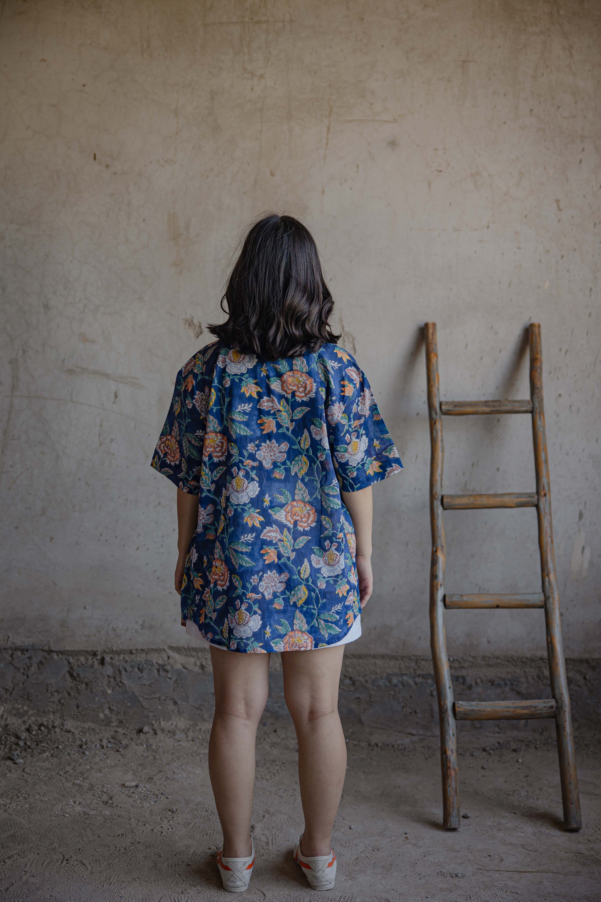 Oversized blue floral summer shirt Wildflower showcased by model